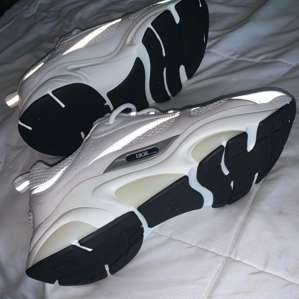 Dior b22’s size 44/ 11US. Fits if u wear a 10 or 10.5 as well perfectly